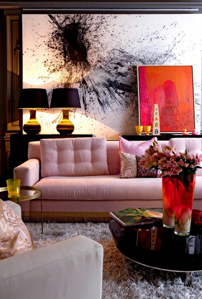 deco salon moderne, sofa gris, table noire et tapis gris poilu, deux lampes abat-jour en noir et jaune