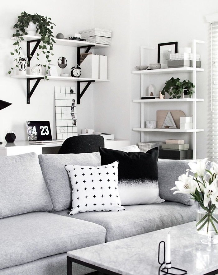 deco scandinave noir, gris et blanc, table metal avec plateau en marbre, canapé gris, coussins gris, blanc et noir, étagère murale rangement accessoires deco