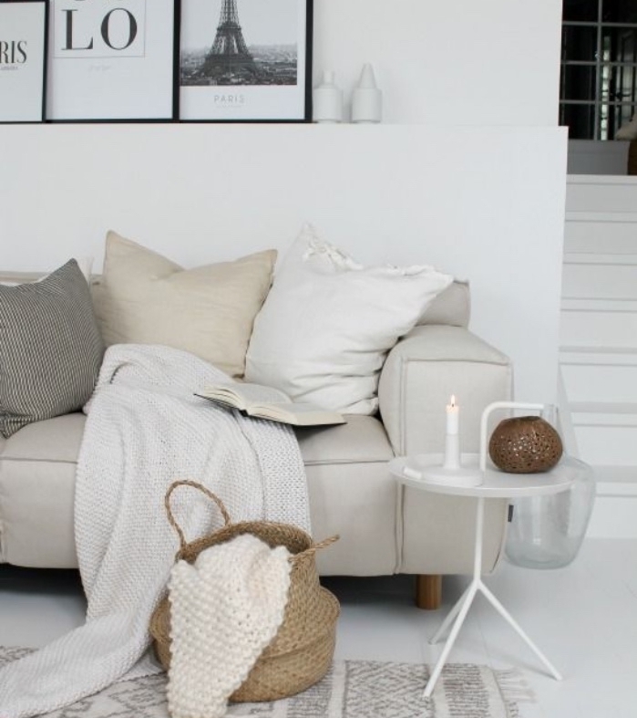 association couleur beige, panier, luminaire deco et coussin beige sur un canapé gris, sol et murs couleur blanche, deco graphique, salon scandinave
