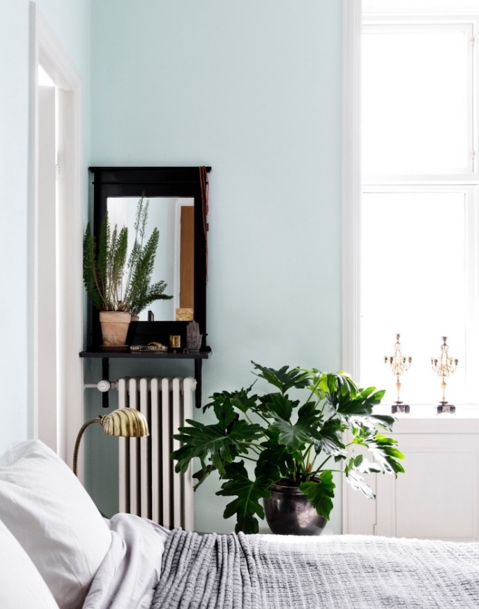 deco chambre scandinave, repeint en bleu clair, linge de lit blanc et gris, plante verte, miroir vintage