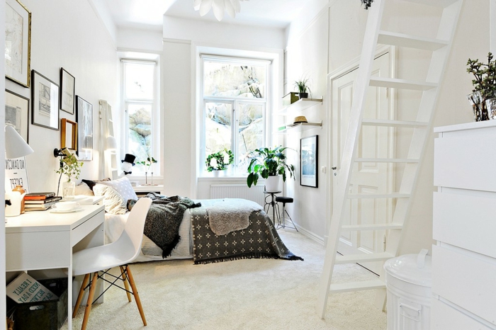 meuble scandinave bureau et chaise blancs, tapis blanc, linge de lit gris et blanc, decoration murale de cadres, plantes vertes