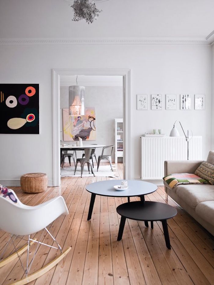 aménagement salon suédois avec meubles nordiques nappe nordique et deco murale scandinave