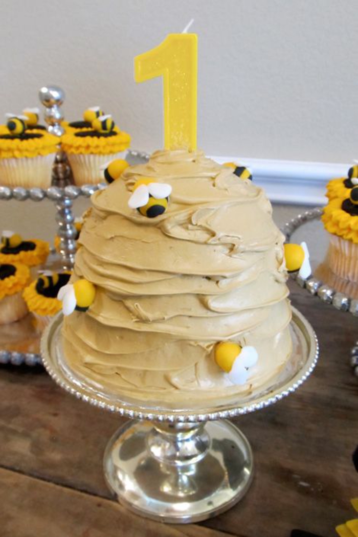 idée pour une decoration anniversaire thématique pour un premier anniversaire, gâteau original en forme de ruche d'abeilles 