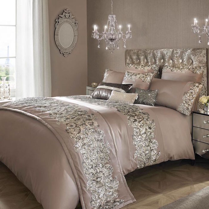 idée princesse chambre taupe et rose avec strass et chandelier