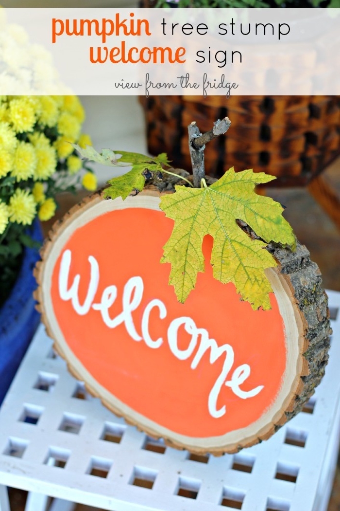 une rondelle en bois repeint en orange et transformée en deco automne a faire soi meme, decoration porte bienvenue avec des feuilles d arbre