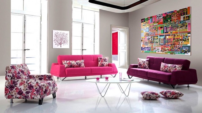 peinture chambre, salon aux murs taupe, aménagement en nuances flashy canapé en tissu rose foncé et violet