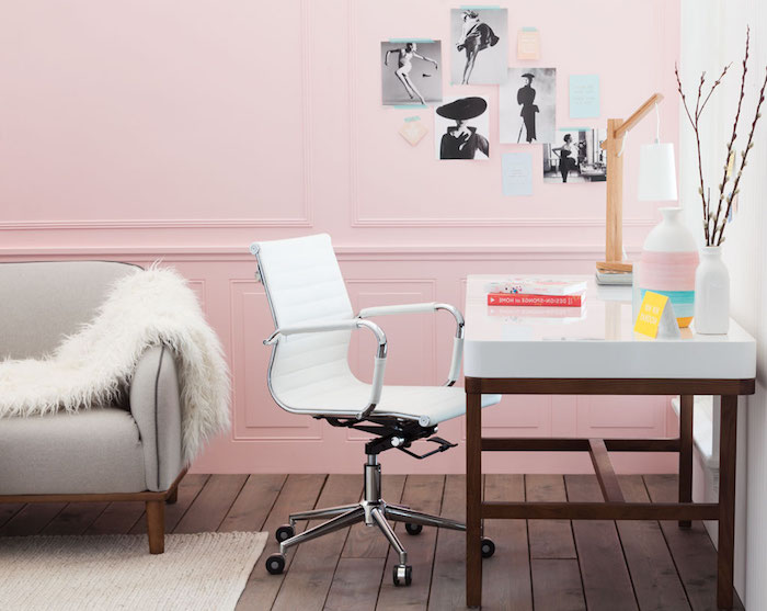 espace bureau à domicile féminin, canapé gris avec plaid en faux fur blanc, bureau blanc avec pieds en bois foncé