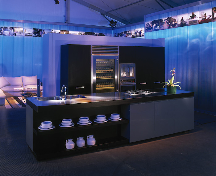 modele de cuisine, meubles noirs avec poignées métalliques, service de café blanc, éclairage néon bleu 