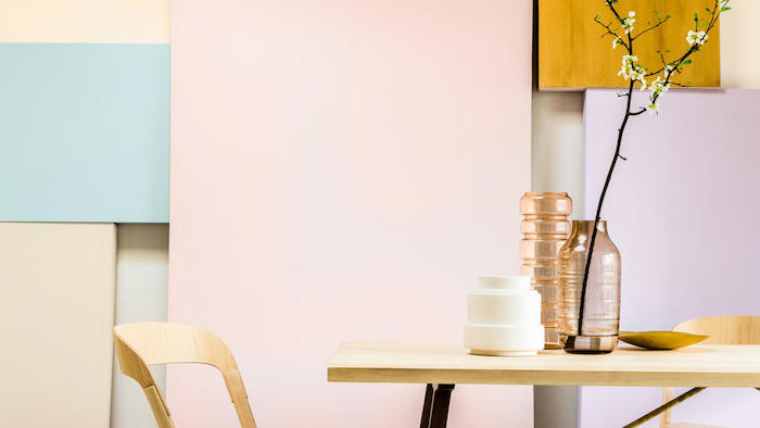 palettes de couleurs pastel dans l'intérieur salon, table à manger avec chaises en bois