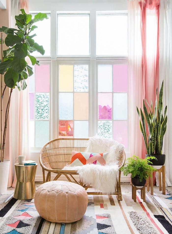 esprit bohème dans le salon aux couleurs pastel, fenêtre à carreaux pastel, plantes vertes dans pots à fleurs blanc et noir