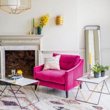 decoration interieur tapis moelleux a motifs géométriques fauteuil en velours rose foncé cheminée