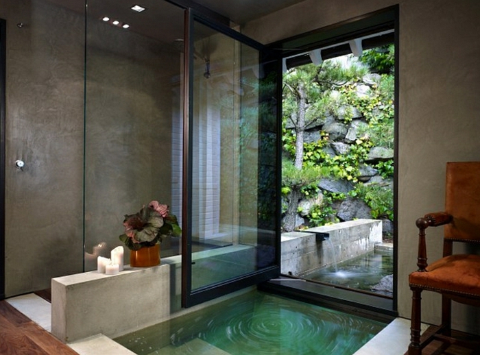 decoration salle de bain, baignoire au ras du sol, murs en béton et intérieur ouvert vers l'extérieur