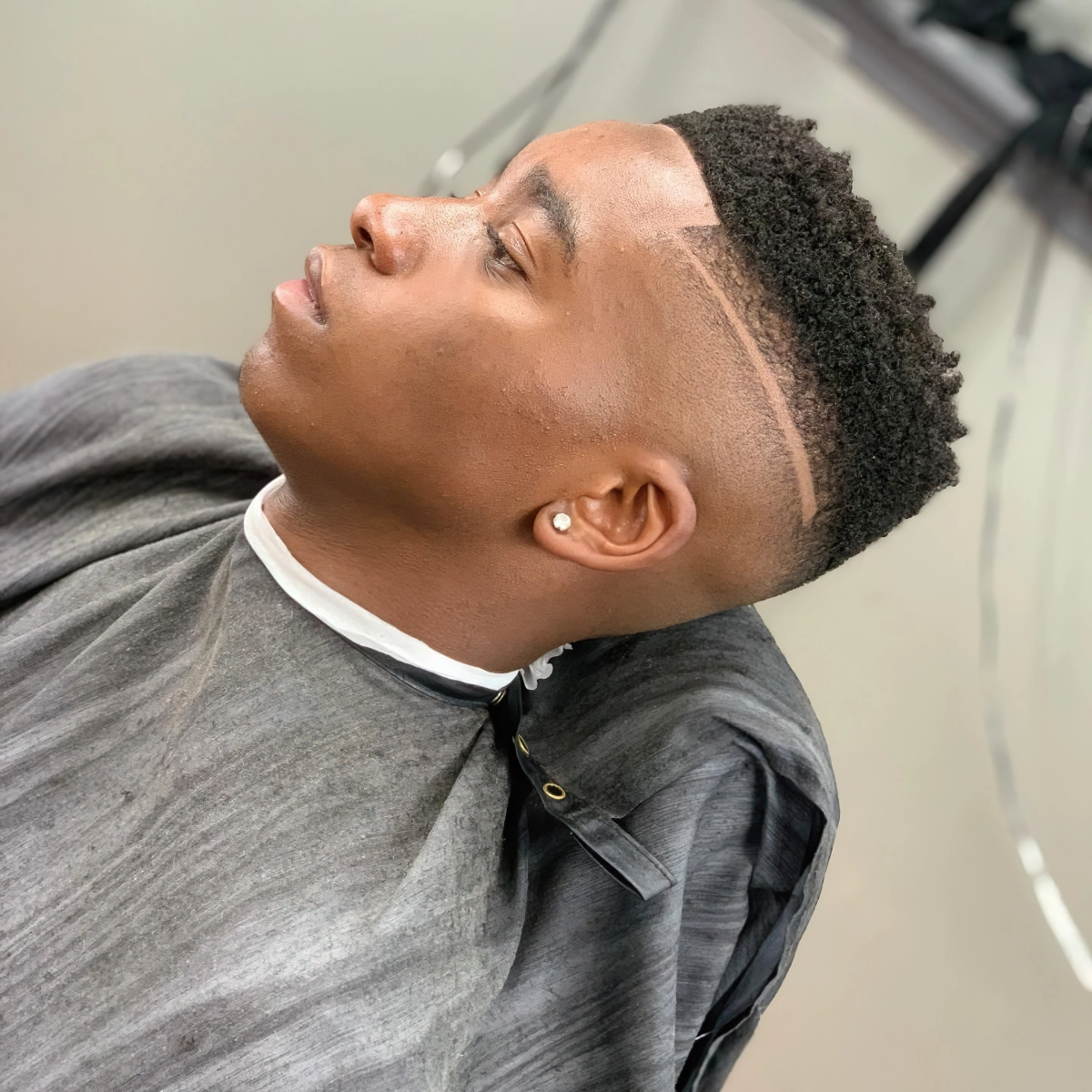 degrade homme avec trait rases taper fade cheveux crepus