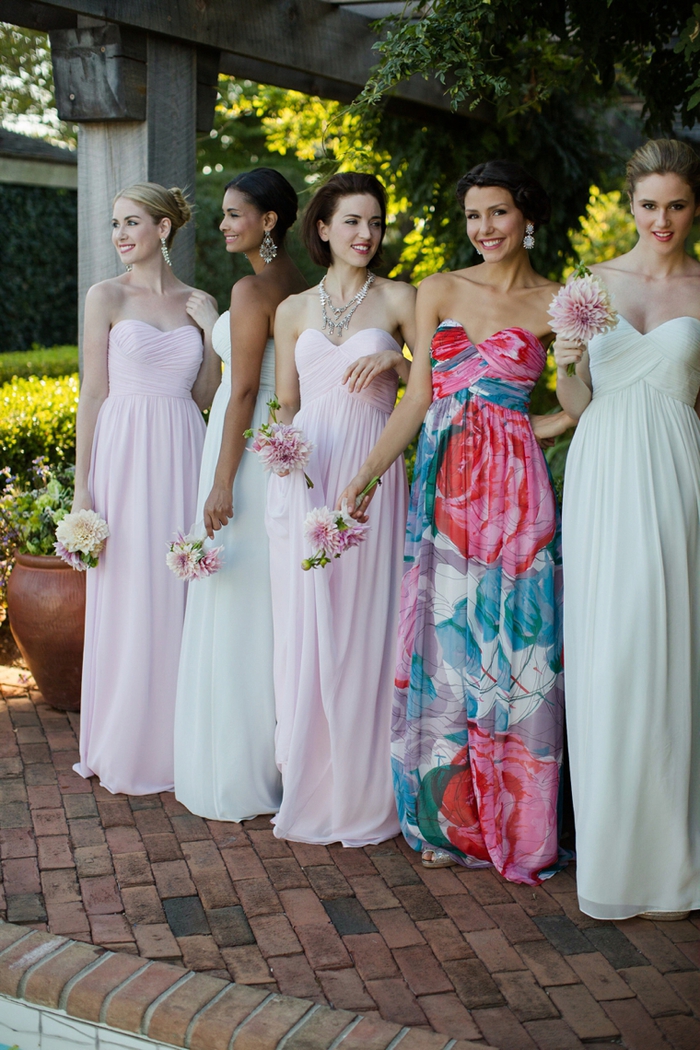  robes bustier des filles du cortège nuptial aux douces nuances pastel, robe à imprimé floral pour un effet de contraste