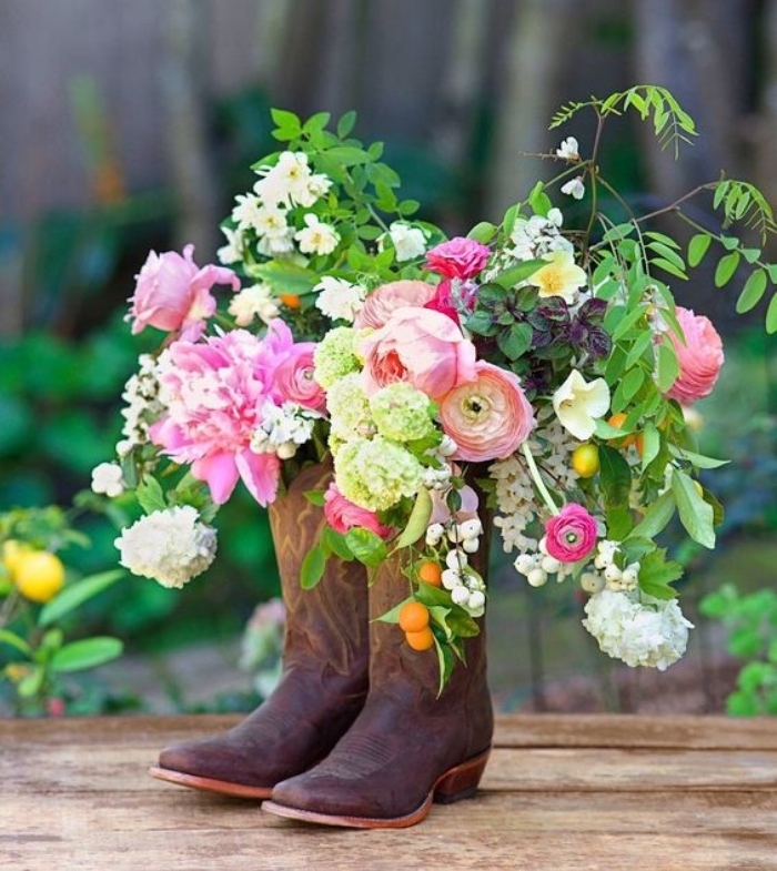 bricolage récupération de vieilles bottes en cuir, remplies de bouquets de fleurs champêtres, astuce deco simple