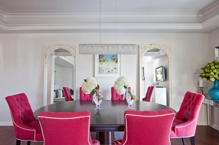 idée amenagement salle à manger couleur framboise, chaises framboise design baroque, table ronde en bois, mur couleur blanche