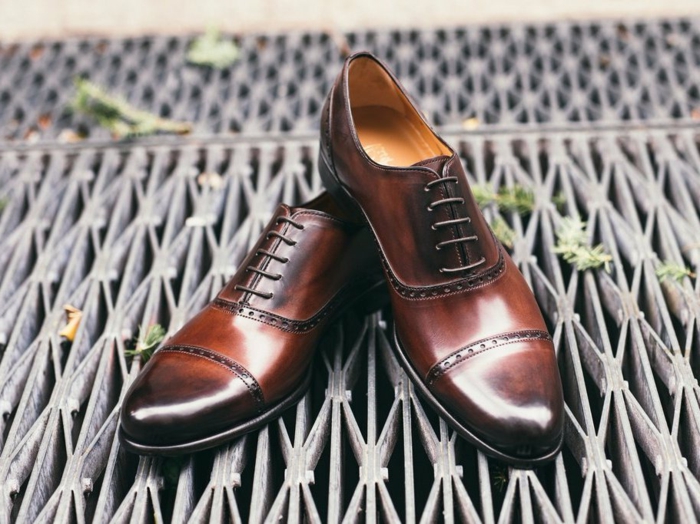 idée de cadeau élégant pour les grands pères stylés, chaussures en cuir à offrir pour la fête des papi