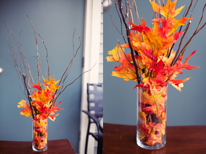 idée composition decorative centre de table, vase en verre remplie de feuilles mortes et brindilles, deco automne a faire soi meme