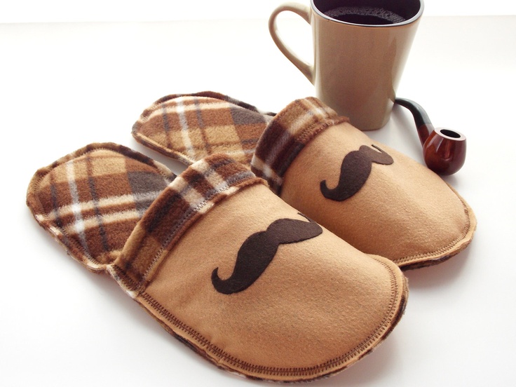 modèle de pantoufles personnalisés avec des moustaches, couleur marron, cadeau fête des grands pères