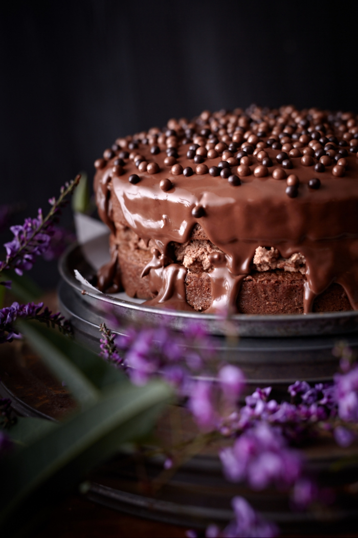 un gâteau décadent au chocolat garni de crème de marrons et de ganache au chocolat, recette marron utilisée dans la pâtisserie
