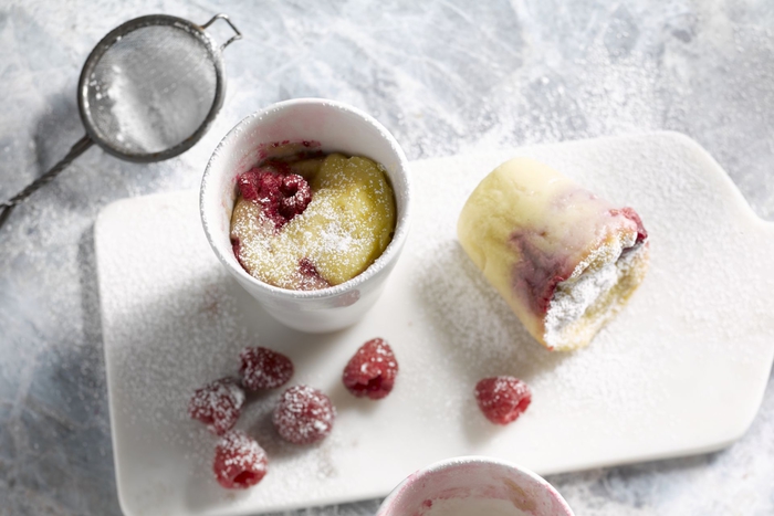 recette délicieuse de mug cake vanille, ricotta et framboise, dessert léger servi dans une tasse