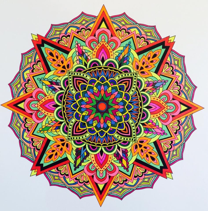 un coloriage anti-stress de mandala à motif oriental associant des motifs et des couleurs différents