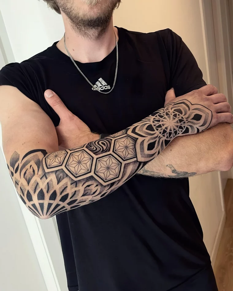 dessin bras coude tatouage mandala homme poignet main