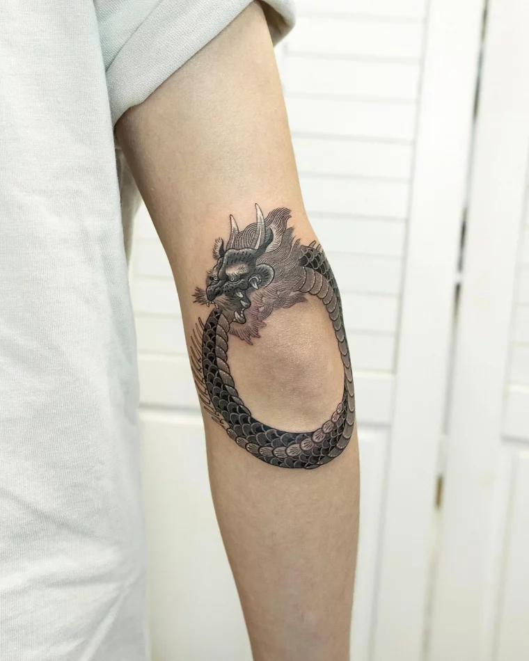 dessin dragon cercle peau tatouage homme symbolisme t shirt blanc