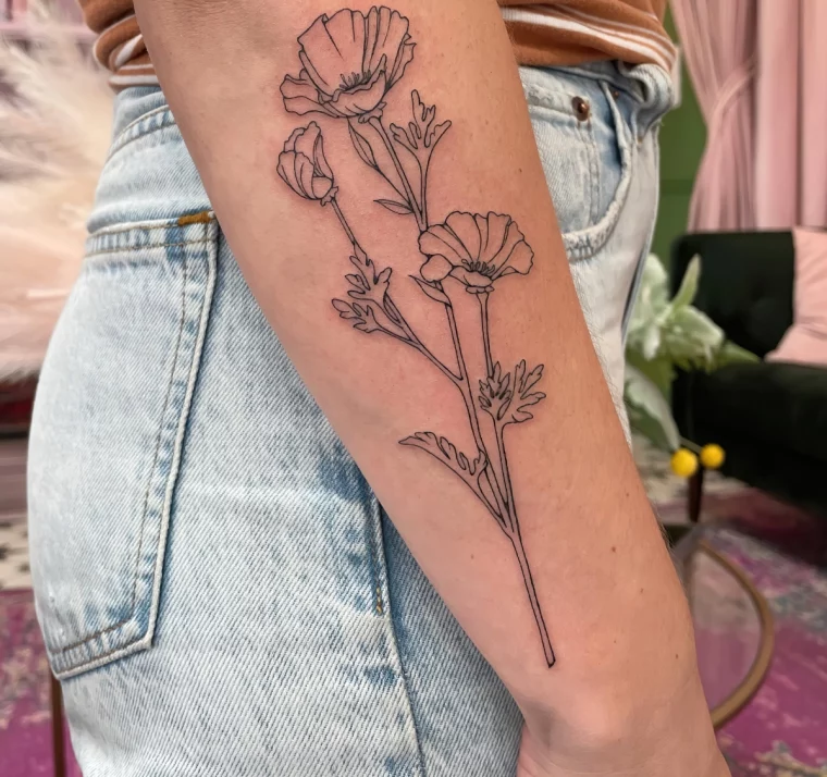 dessin fleurs avant bras tatouage femme fleurs tiges petales