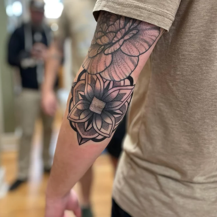 dessin mandala tatouage sur peau bras coude fleurs homme