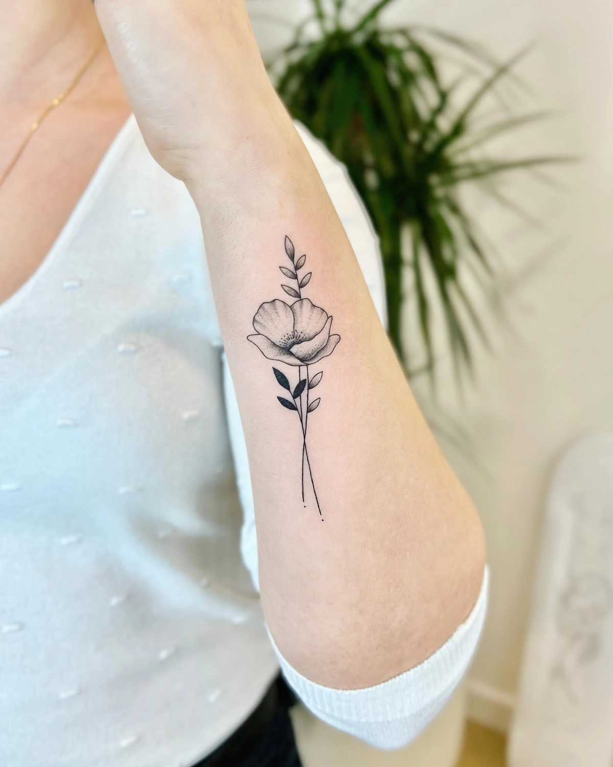 dessin minimaliste sur avant bras femme fleur petales coquelicot