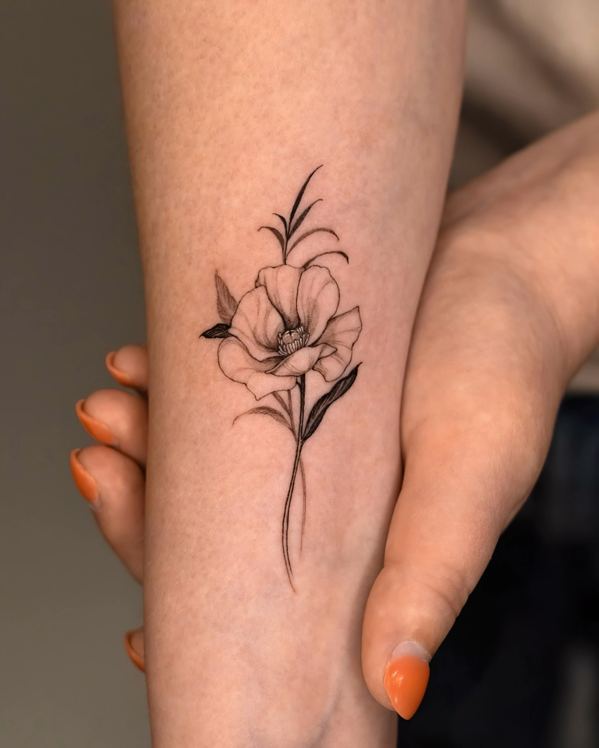 dessin realiste fleur bras ongles gel orange petales feuilles tige