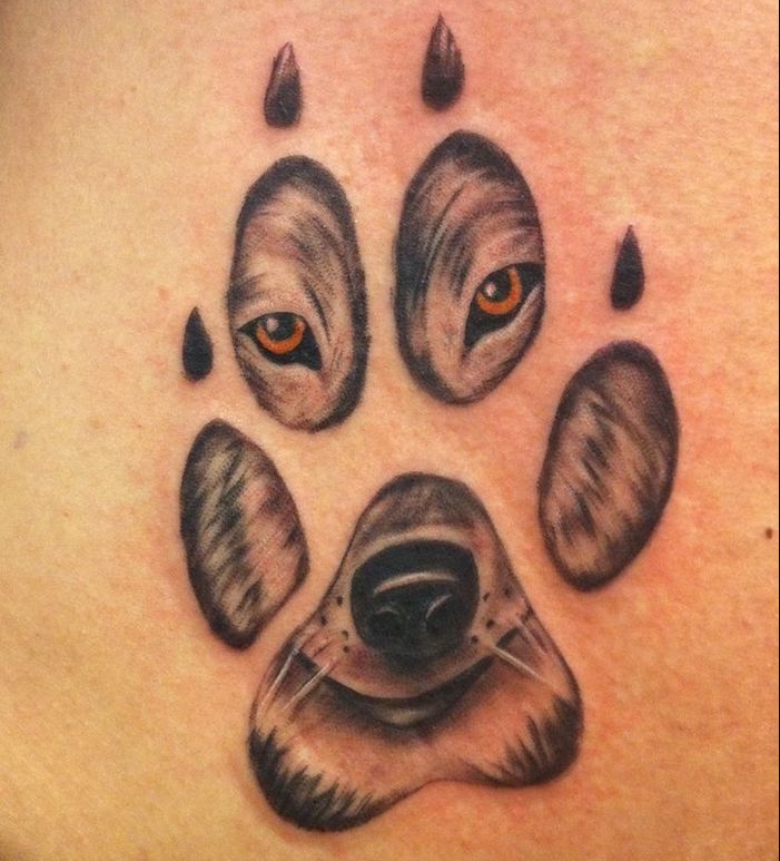 tatouage loup signification, idée petit tattoo à motif patte et tête de loup, tatouage en couleurs