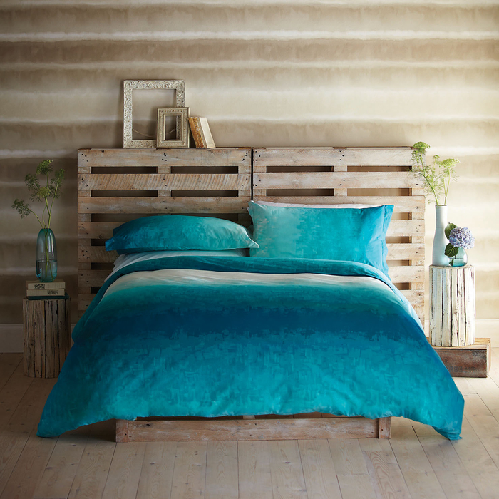 chambre à coucher en beige et turquoise pour une ambiance sereine et relaxante, comment fabriquer une tete de lit en palette de grande taille