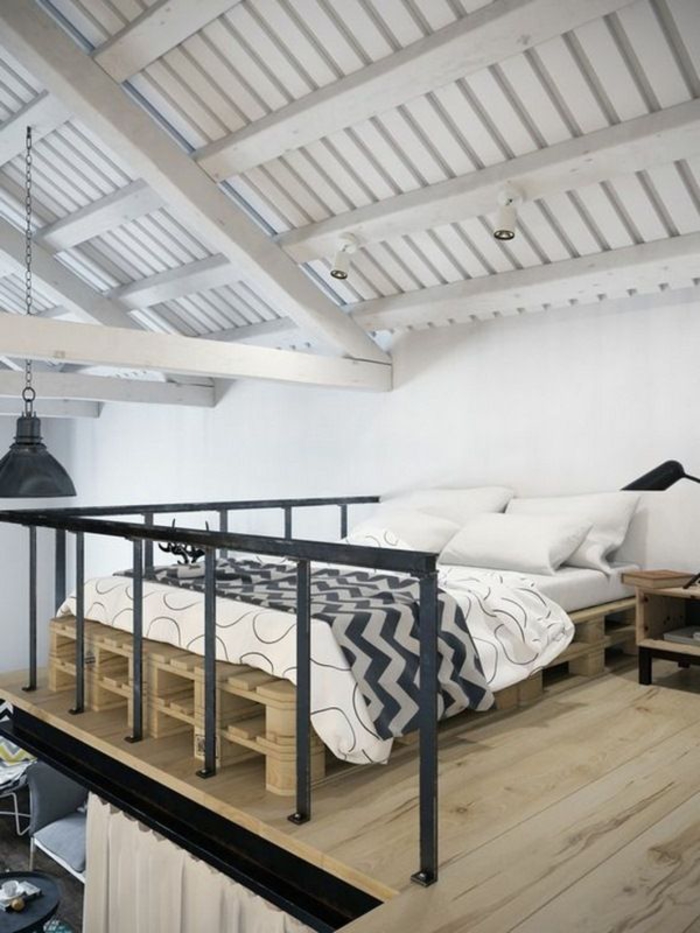 aménagement d'un loft de style industriel et scandinave avec un lit palette au deuxième étage