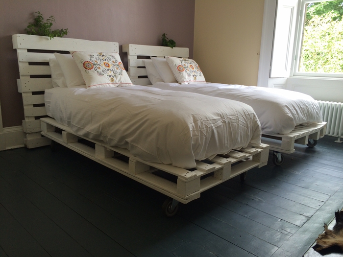 une chambre à coucher avec deux lits en palettes et leurs tête de lit assorties, idee avec palette récupérée pour un bricolage facile