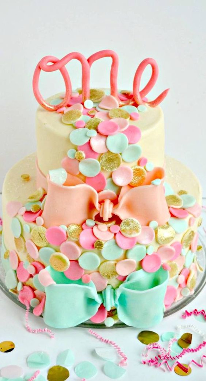 un gâteau design décoré de rubans et et de confettis en pâte de sucre, idée originale pour un gateau anniversaire 1 an fille bluffant 