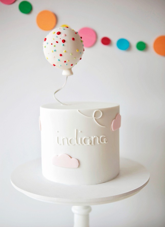 un gateau d'anniversaire enfant design pour fêter le premier anniversaire de votre bébé, décoration de gâteau en mini-ballons