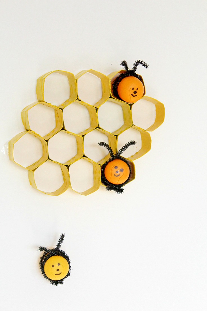 idee deco recup avec des rouleaux de papier toilette recyclés en décoration murale nid d'abeille