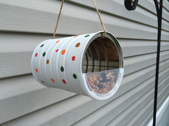 distributeur de graines, boîte de café transformée en crèche pour les oiseaux
