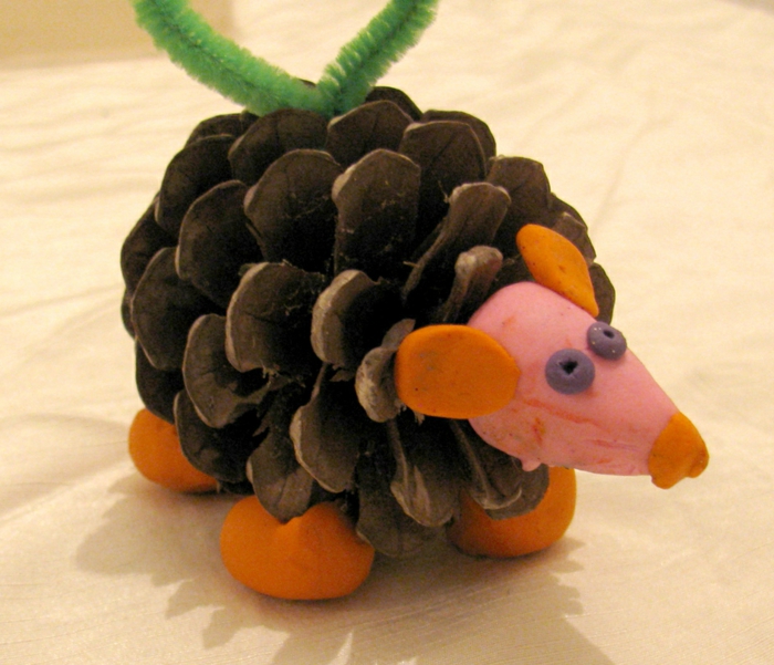 diy deco noel, créer un hérisson avec matériaux simples de la nature, jouet fait maison