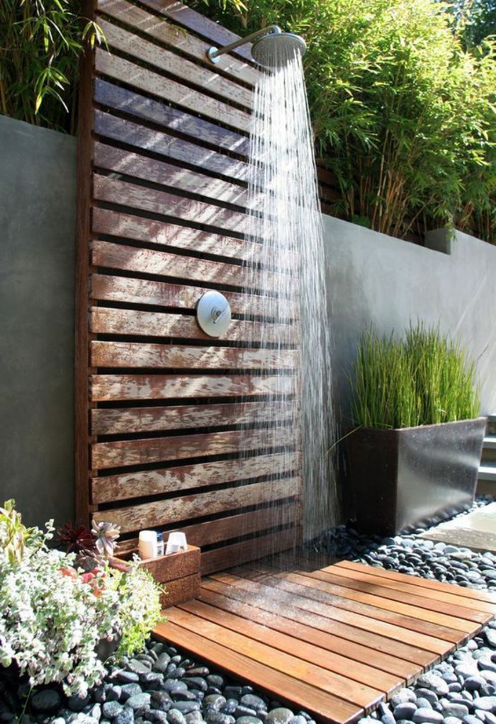 déco salle de bain zen, douche faite avec une palette dans le jardin, sol en galets décoratifs