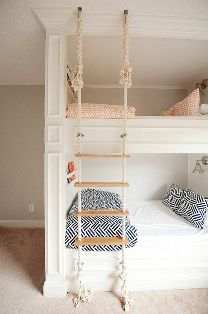 deco chambre ado garcon lits blancs en deux niveaux avec escalier corde et bois 