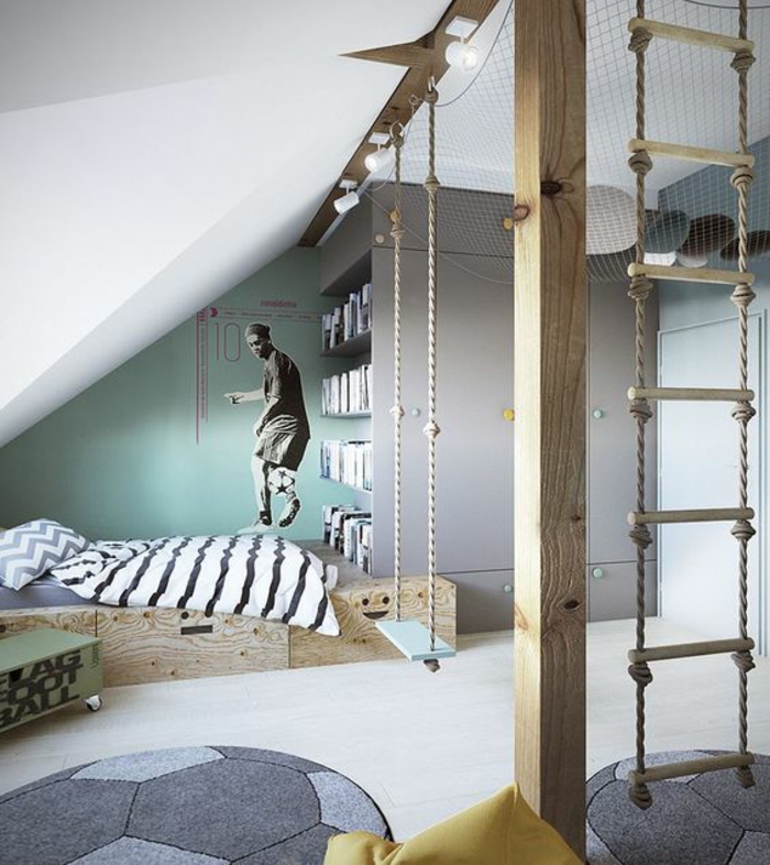 chambre garcon theme du football couleurs mauve et blanche avec des escaliers en corde pour grimper sticker footballeur au mur