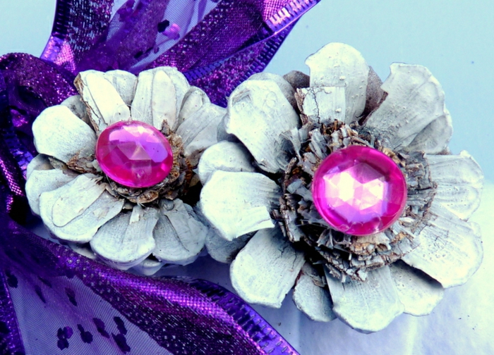 décoration de noel à fabriquer, deux fleurs diy avec matériaux naturels, petites perles roses et ruban lilas