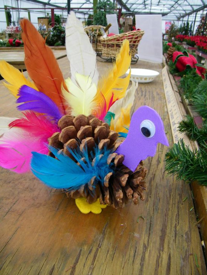 décoration de noel à faire soi-même, dinde faite avec plumes colorées