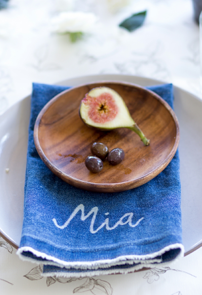 Ravissante idée marque place mariage idée table festive grèce olives 