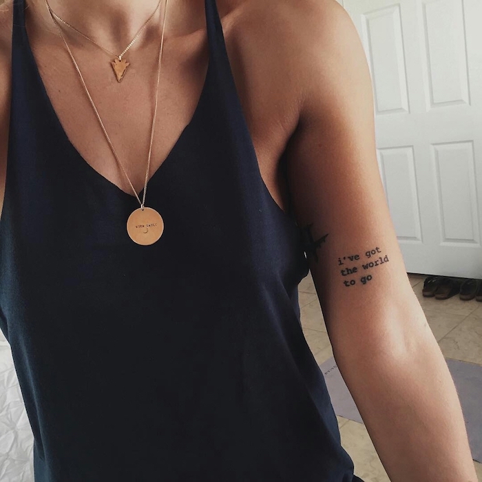 tatouage phrase, dessin en encre sur le bras à design citation inspirante et avion, collier pendentif en or