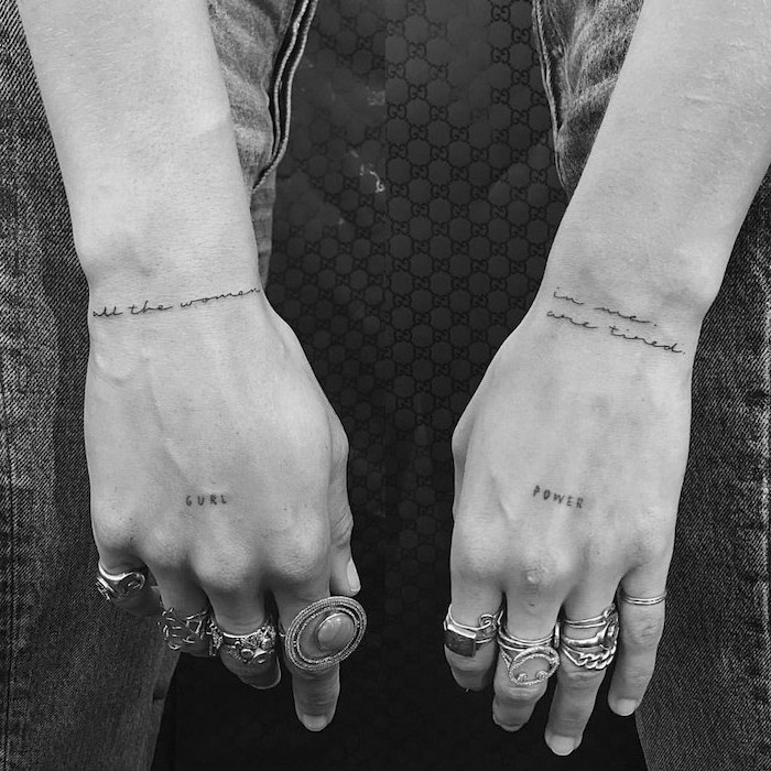 hippie style femme, mains avec bagues sur chaque doigt, petit tatouage discret sur les mains avec mots inspirants