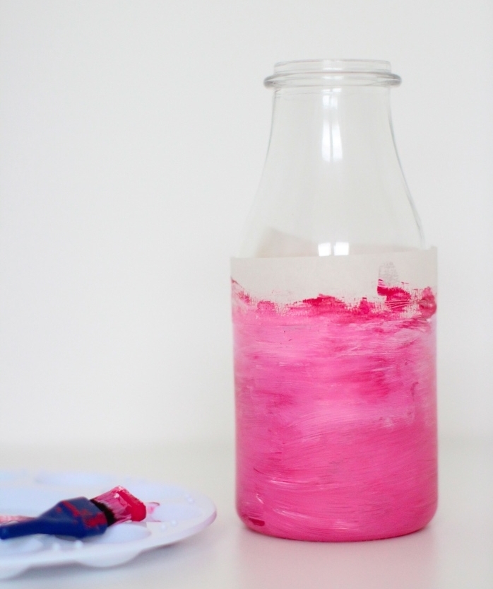 deco bouteille verre avec de la peinture rose, bricolage récupération de bouteilles à lait, idee deco recup